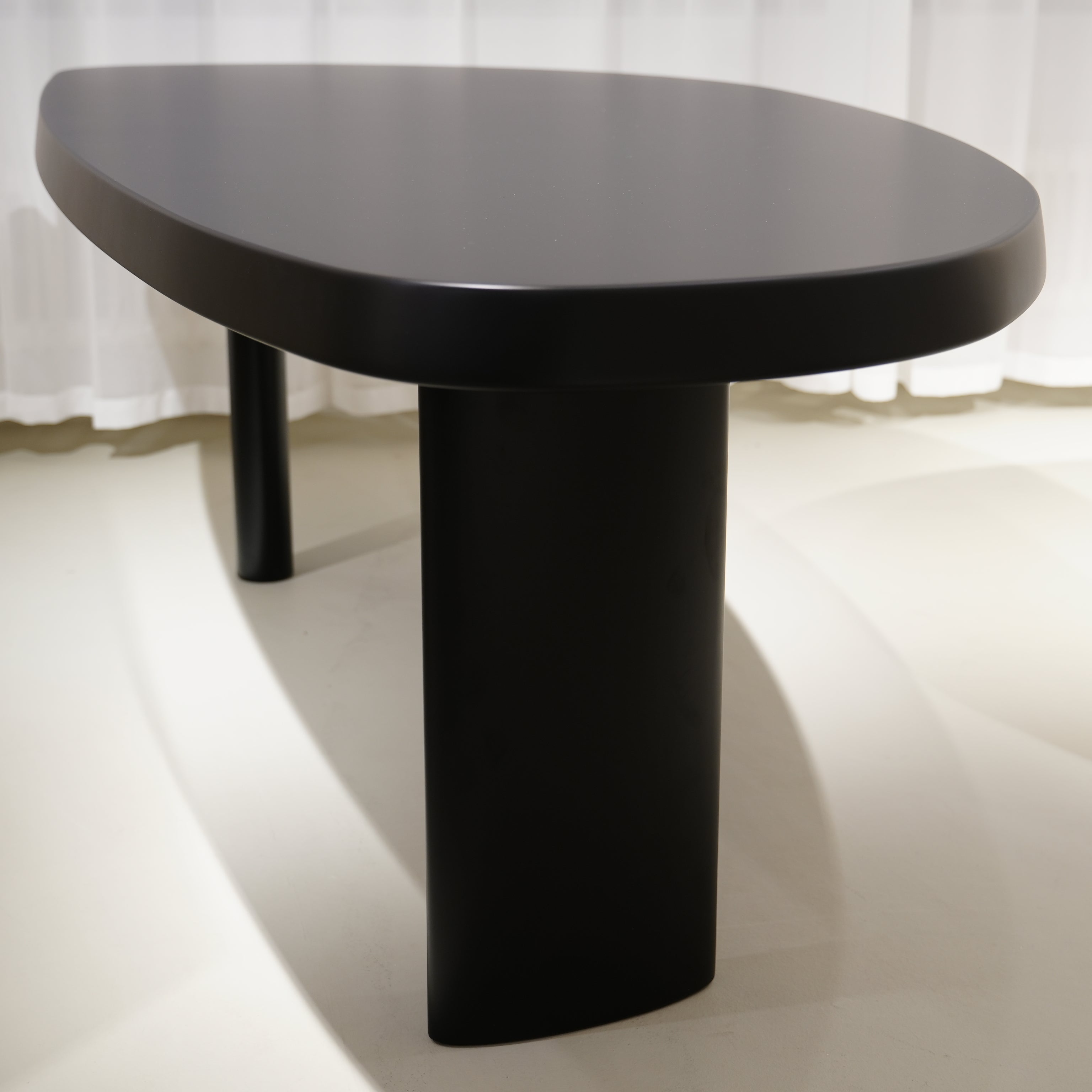 525 TABLE EN FORME LIBRE